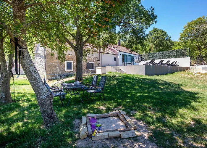 Gorgeous In Nyaraló Metković